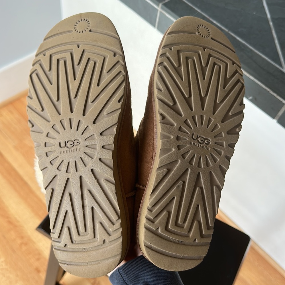 UGG Chestnut Bailey Button - Picture 7 of 7